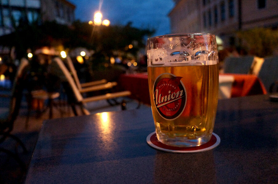 Пиво Union Svetlo в фирменной кружке. Фото автора