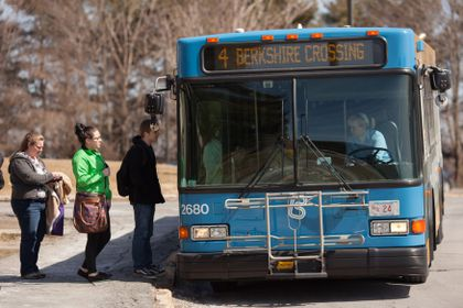 Вот такой автобус с подставкой для велосипедов впереди. Наверху светится название следующей остановки. 