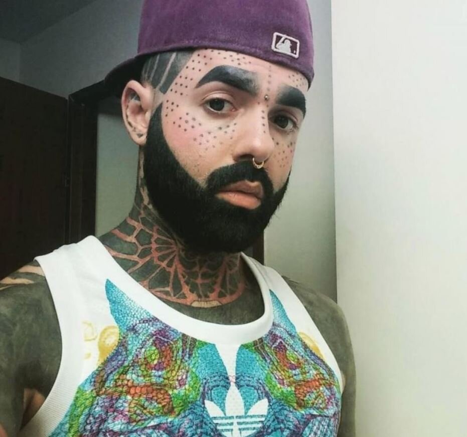 Чтобы побороть депрессию Адам начал украшать тело татуировками