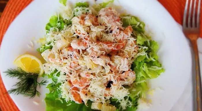 Салат с креветками и ананасом