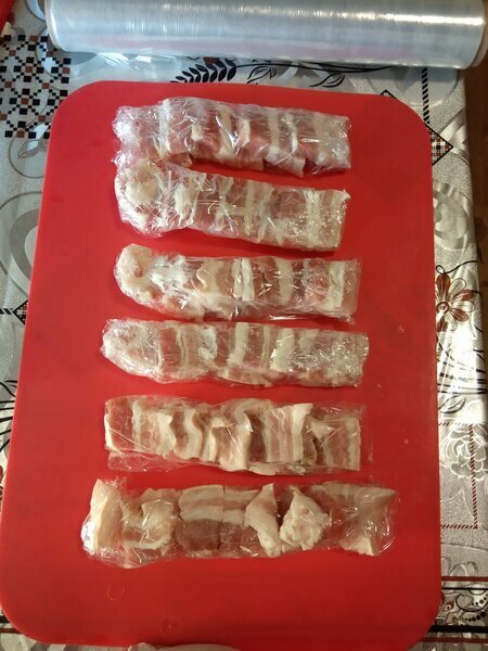 Нарезаю кусочками грудинку и храню ее порционно в морозильной камере.