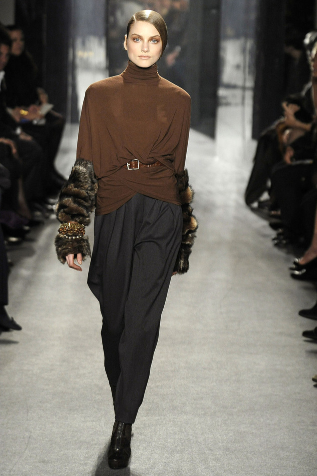 Коричневый цвет в одежде. Донна Каран осень зима 2009. Donna Karan 2017. Коричневая одежда. Одежда в коричневых тонах