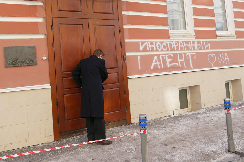 Представитель Правозащитного центра «Мемориал» Сергей Данилин при входе в офис организации. Фото: Василий Шапошников, «Ъ»