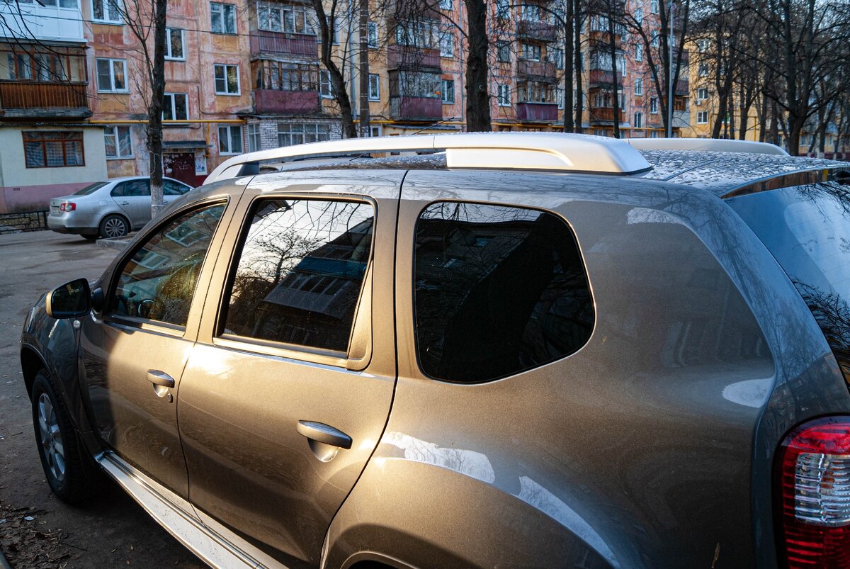 С такого ракурса и не отличишь новый Террано от старого Дастера. Разве что по заднему фонарю понять можно