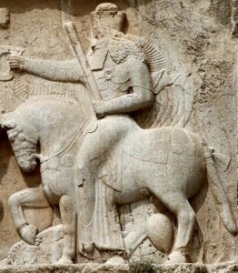 Древнеарийский барельев в Иране. Фото взято с сайта livius.org