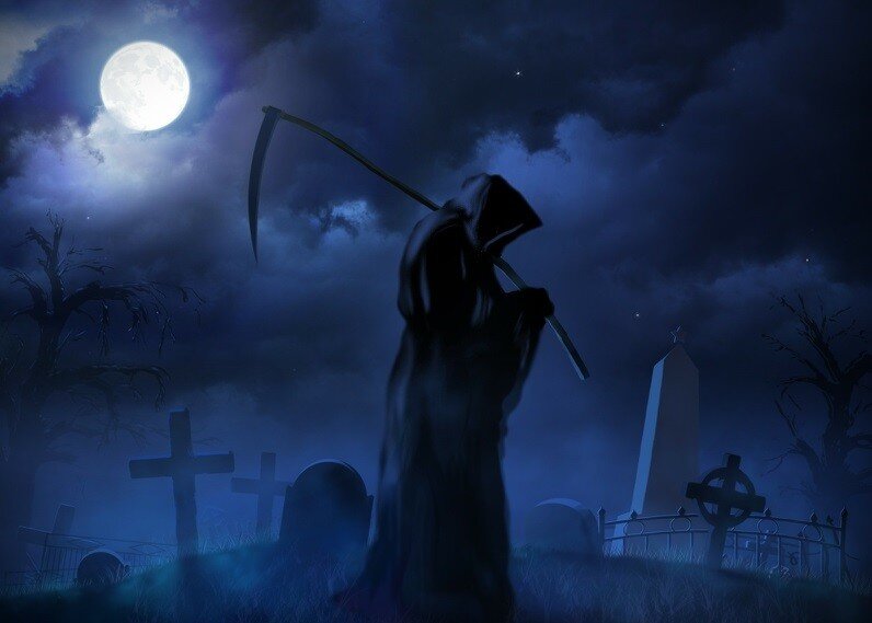 Пришла к одной бабке, которая всем и гадала, и помогала, в общем, силу имела молодая девушка. Стала просить, а просьба вот в чём заключалась: «Хочу занять место жены своего шефа!». На суровый отказ женщины девушка лишь взвизгнула, и, кидаясь угрозами, ушла… Прошло два месяца.
Потом приходит к ней опять эта девушка, только вот изменилась она очень — худая стала, бледная, синяки страшные под глазами, в общем, вид такой, что мурашки по коже, да еще и еле передвигается! И рассказывает с мольбой в голосе — нашла-таки она ворожею! Уговаривала она её сделать заговор той жене на смерть, однако ворожея лишь пожала плечами: «Коли хочешь — так займёшь её место, и заговор не нужен!». И посмотрела на девушку, ожидая утверждения. Девушка удивилась, но особого внимания не обратила, кивнула. Ворожея что-то пошептала, пристально смотря девушке в глаза, и отпустила ей с Богом..
В результате всего лишь за два месяца девушке поставили диагноз «рак», скорости прогрессирующего развития которого даже врачи удивлялись. С каждым днём становилось хуже, и чувствовала девушка надвигающуюся смерть. Врачи запретили работать, выгнали её с работы, и шеф, ранее боготворивший любовницу, с отвращением прекратил всякое общение…
Слушая рассказ девушки, размазывавшей тушь от слёз по щекам, и, наконец-то услышав «Помогите!», она спокойно, без каких-либо эмоций, сказала:
-Ну, так-то ты, милочка, получила, чего хотела!
— Как?! — со злостью уставилась больная.
— Стояла в нашем кладбище, около склепа заброшенного выкопанная, забытая всеми могила, ждала соперницу твою, которая больна раком три года… А теперь её место займешь ты…»
Так и случилось. Скончалась девушка через 3 дня, похоронили в могиле около склепа.