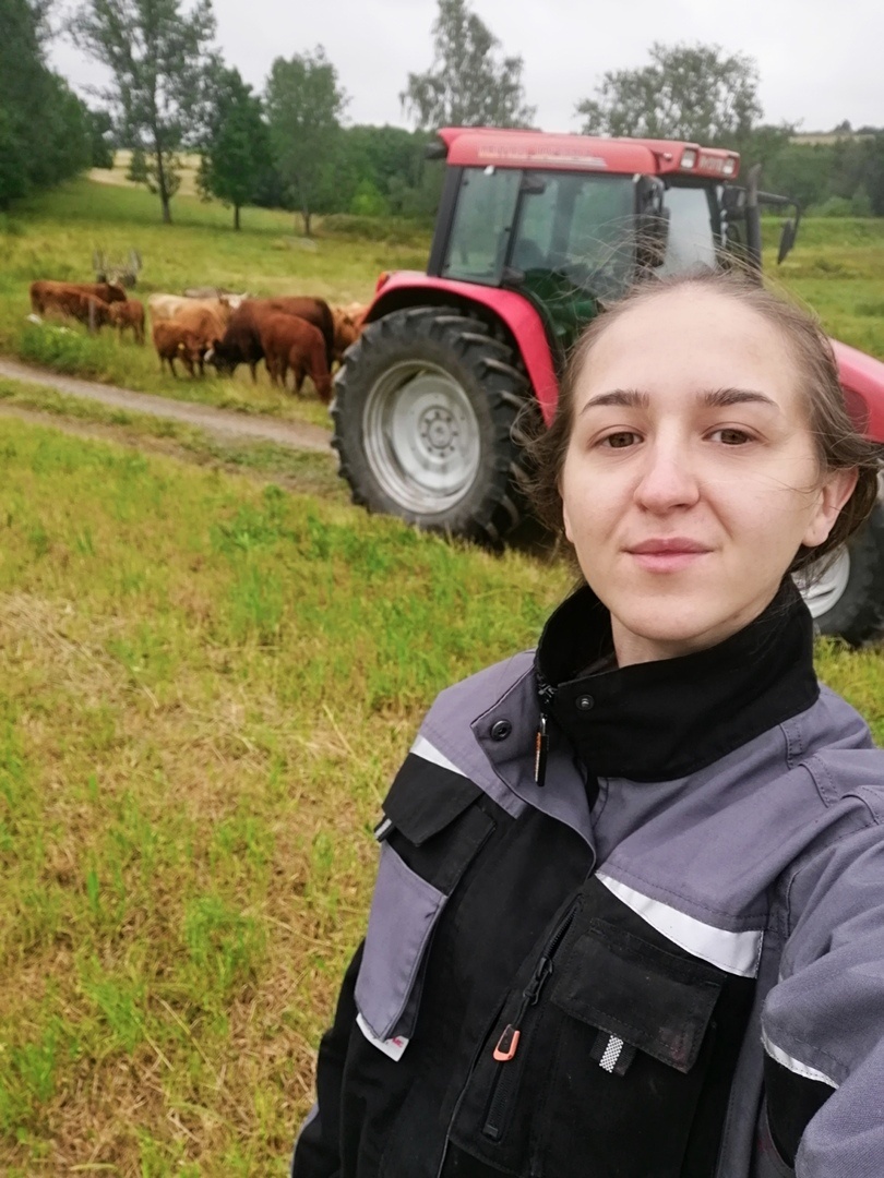 Даша ездила за рубеж на сельскохозяйственную практику для того, чтобы перенять зарубежный опыт производства качественной продукции животноводства. ей очень хотелось узнать технологию производства очень актуальных на сегодняшний день БИОпродуктов. 