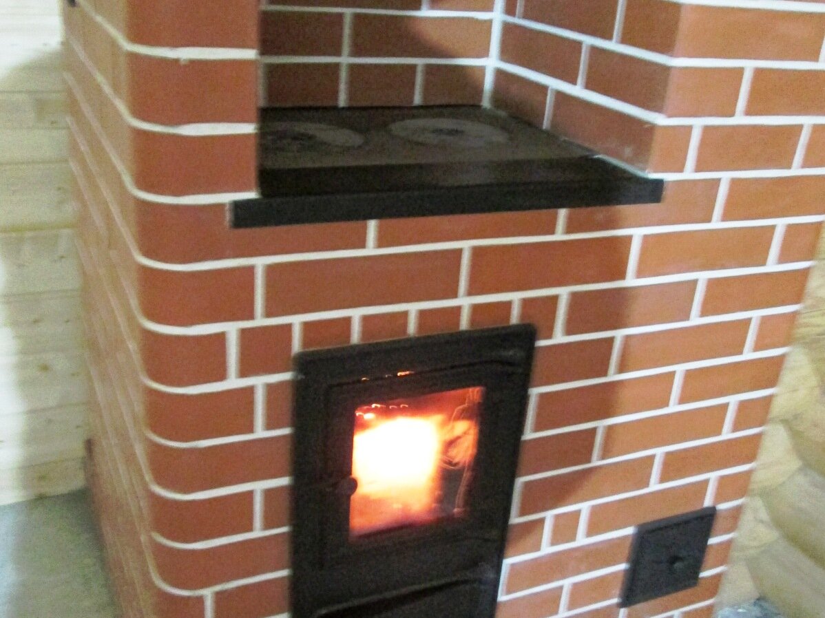 Плита варочная кирпичная, без духовки.