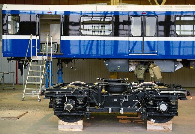 Процесс сборки вагонов модели 81-556.1/557.1/557.1 Фото: интернет