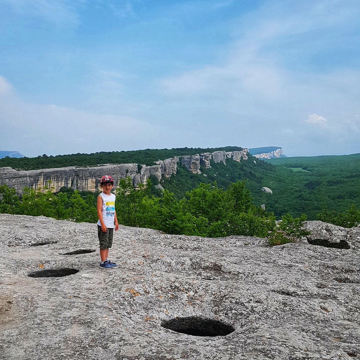 В Эски-Кермен у детей открывается огромный простор для фантазии и игр, главное быть аккуратными