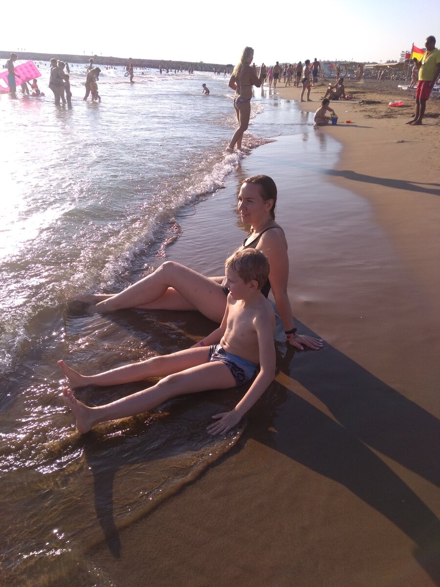 Мама постоянно нас фотографировала, но вот сама фотографироваться отказалась)