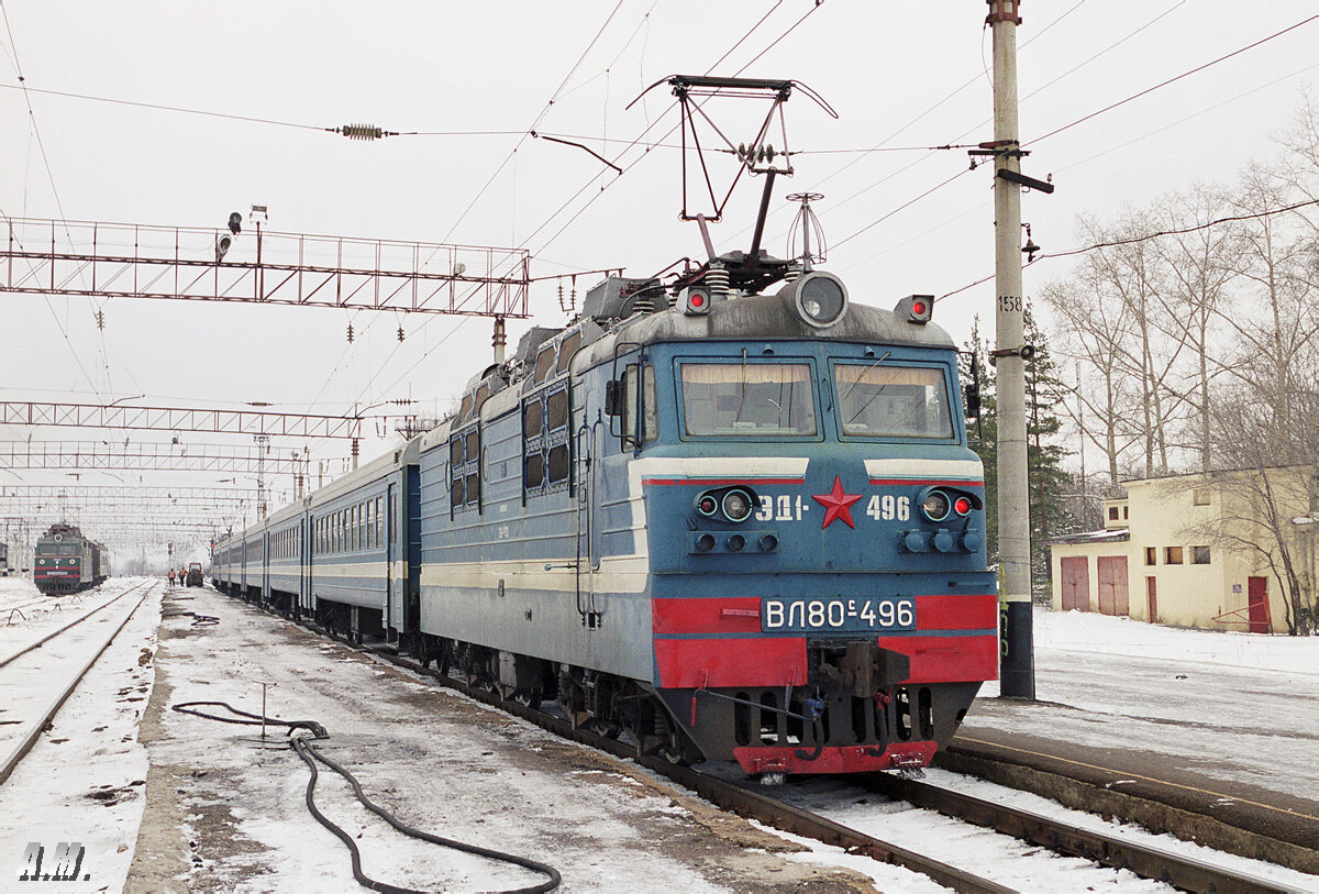 Электровоз ВЛ80С-496 в составе электропоезда ЭД1-001,Хабаровский край, станция Вяземская, 2003 г., автор: Машинист пивного крана, сайт trainpix.org 