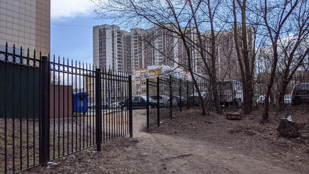 Один из входов в парк