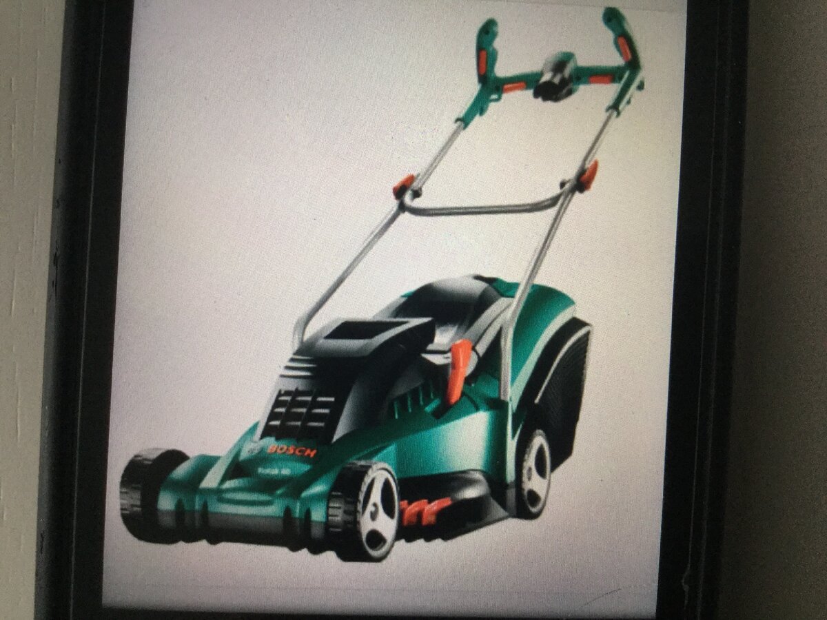 Это внешний вид Bosch Rotak 40 (3600H81200). Теперь, когда есть опыт, опорные подшипники на валу менять сразу после покупки, однозначно. В противном случае попадёте под замену нижнего корпуса. Не знаю это делается сознательно или нет, но родные рассчитаны только на период гарантии 1 год. За то после замены и выполнения условий эксплуатации в этой статье, уже три года проблем нет. Причём на обоих газонокосилках.
