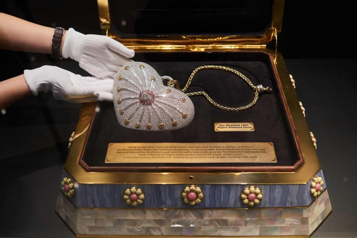 Какая самая дорогая сумка в мире. Mouawad 1001 Nights Diamond Purse. Сумка Mouawad 1001 Nights. Сумка "1001 Nights Diamond Purse". Женская сумочка Mouawad 1001 Nights.