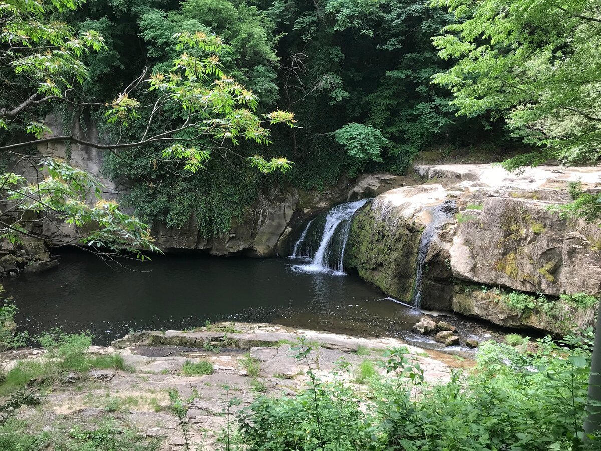 водопад рядом с пещерой