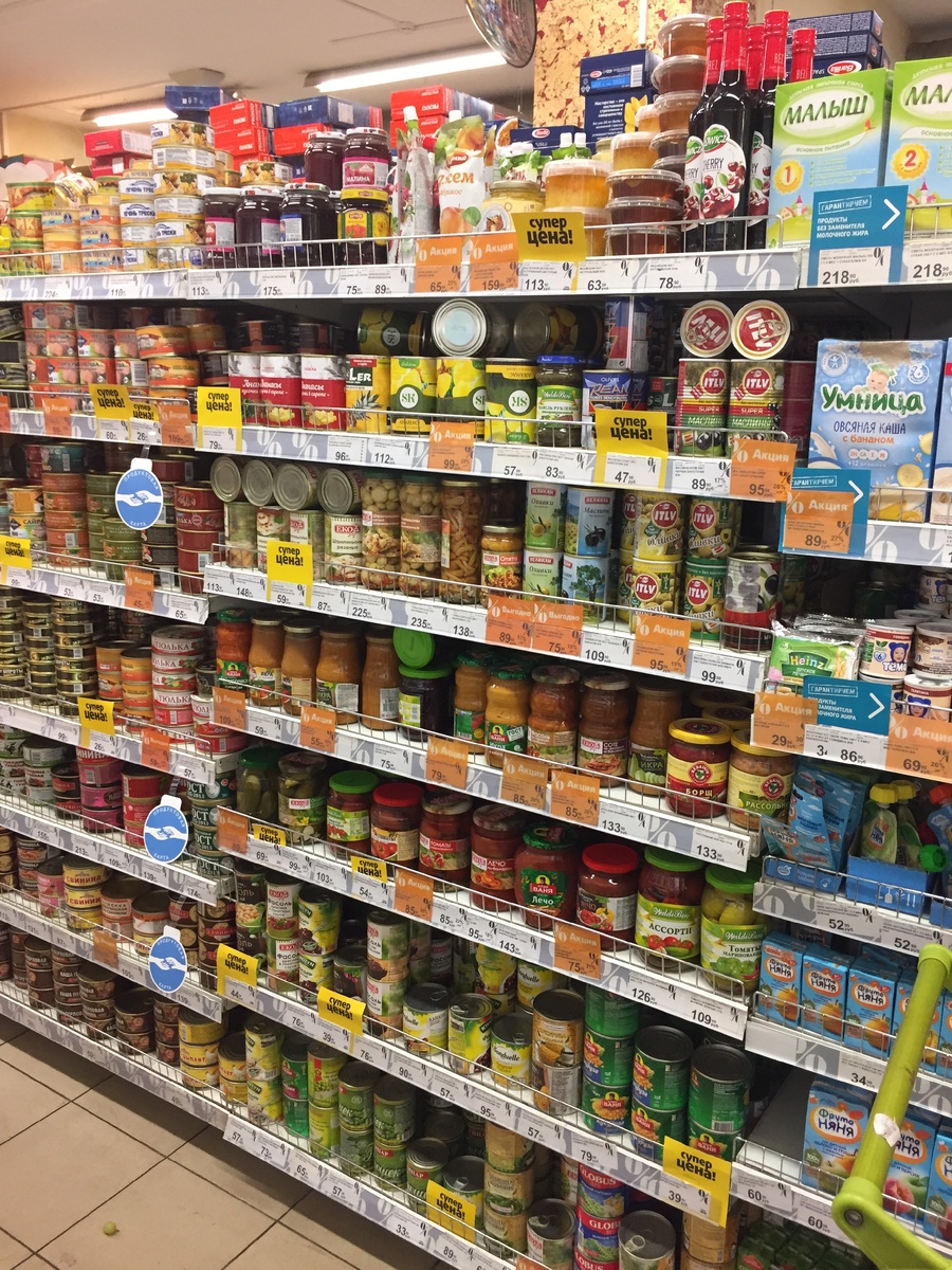 Полки магазина Дёшево - это самый маленький формат сети.