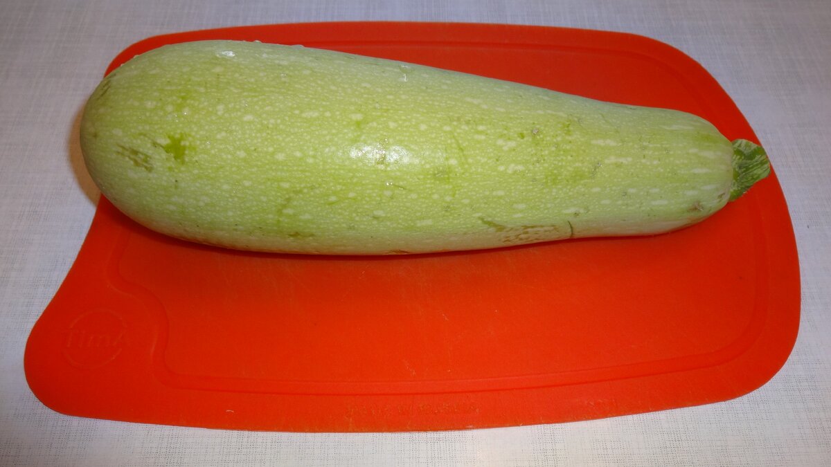 Помойте и очистите кабачок, морковь, картофель. 