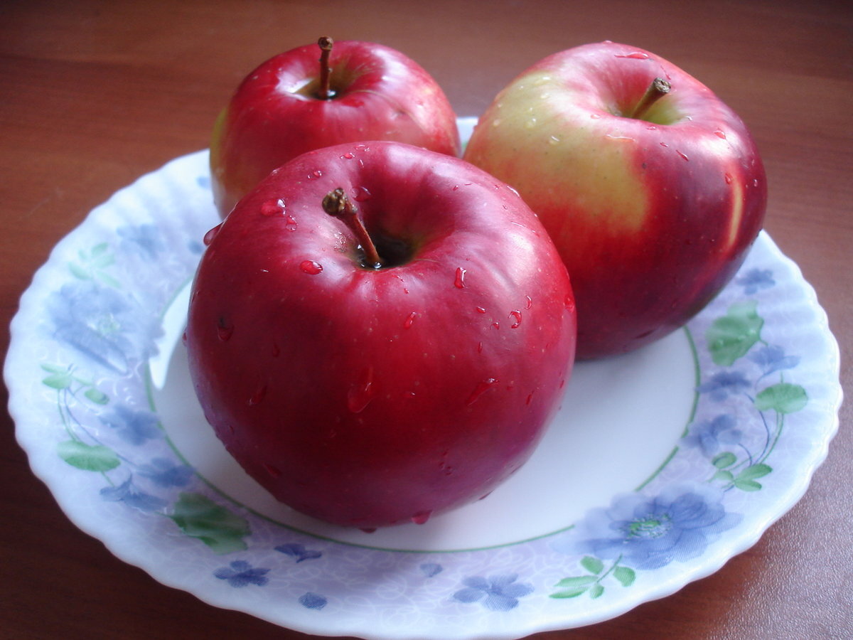 Яблоко на тарелке