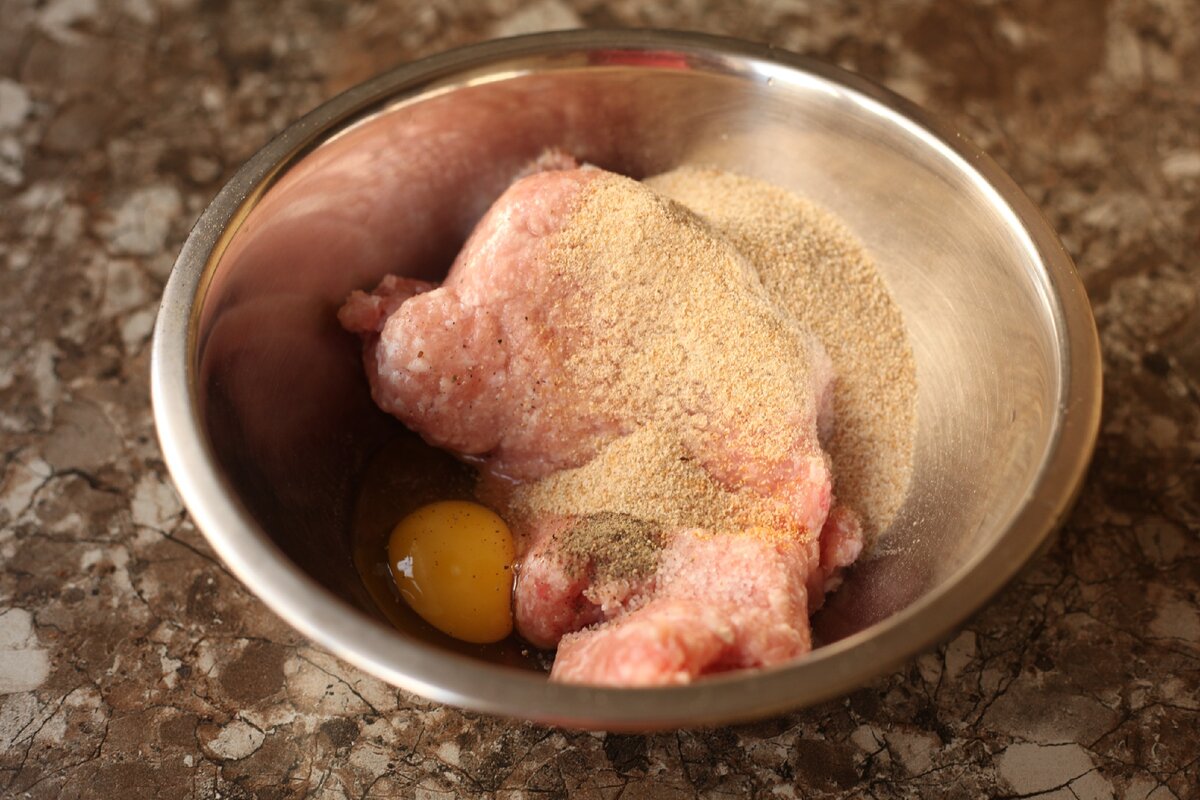 Смешиваю фарш с яйцом и специями
