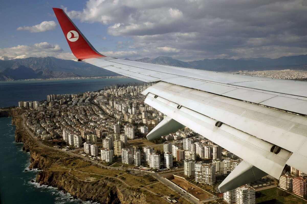" Самолет Turkish Airlines совершает посадку в Анталье". Изображение взято из открытых источников Internet