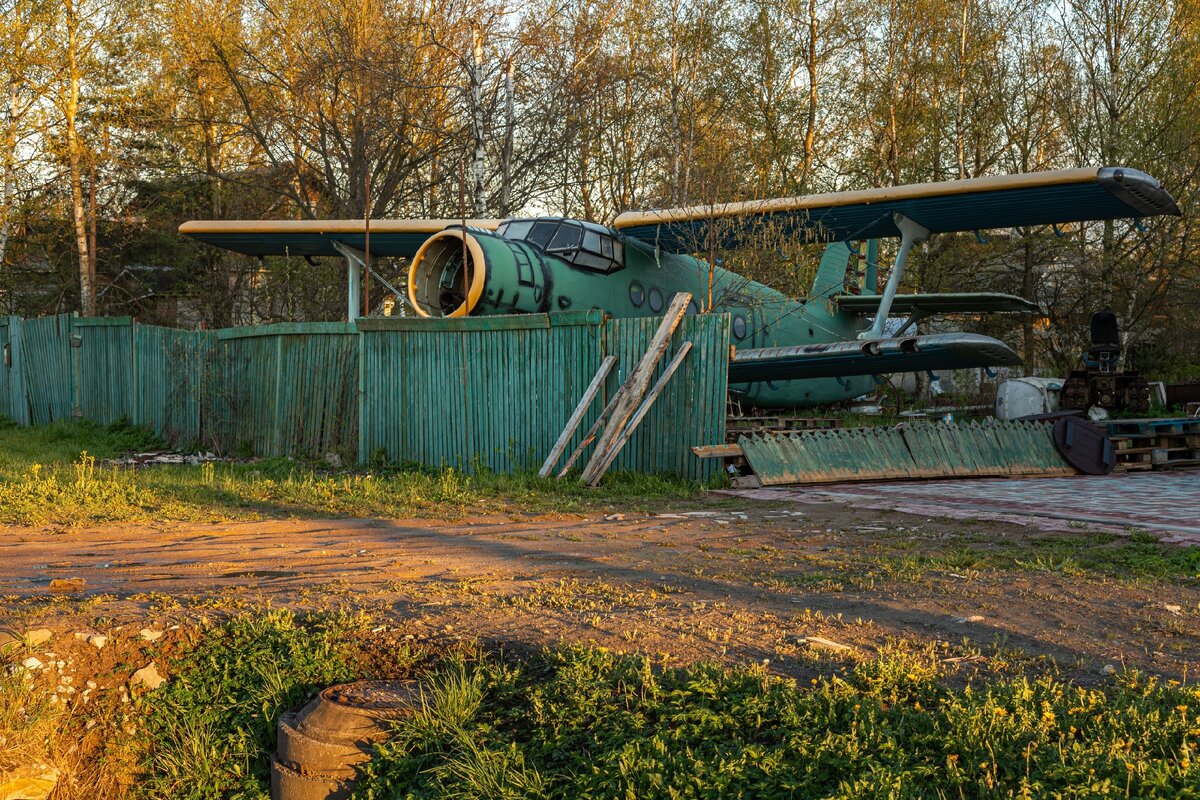 Увидела настоящий самолёт во дворе жилого дома и заглянула туда. |  eka_zimina | Дзен