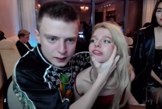 Начинаем понедельник с очередного скандала в среде русских блогеров. Стример Mellstroy несколько раз ударил подругу во время прямого эфира — теперь на него собираются подавать заявление в полицию.

