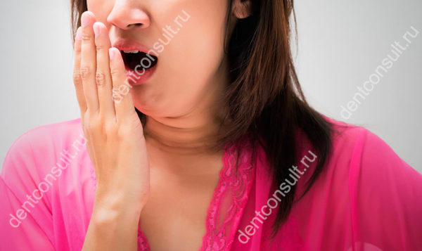 Неприятный запах изо рта – следствие действия бактерий. Фото: dentconsult.ru