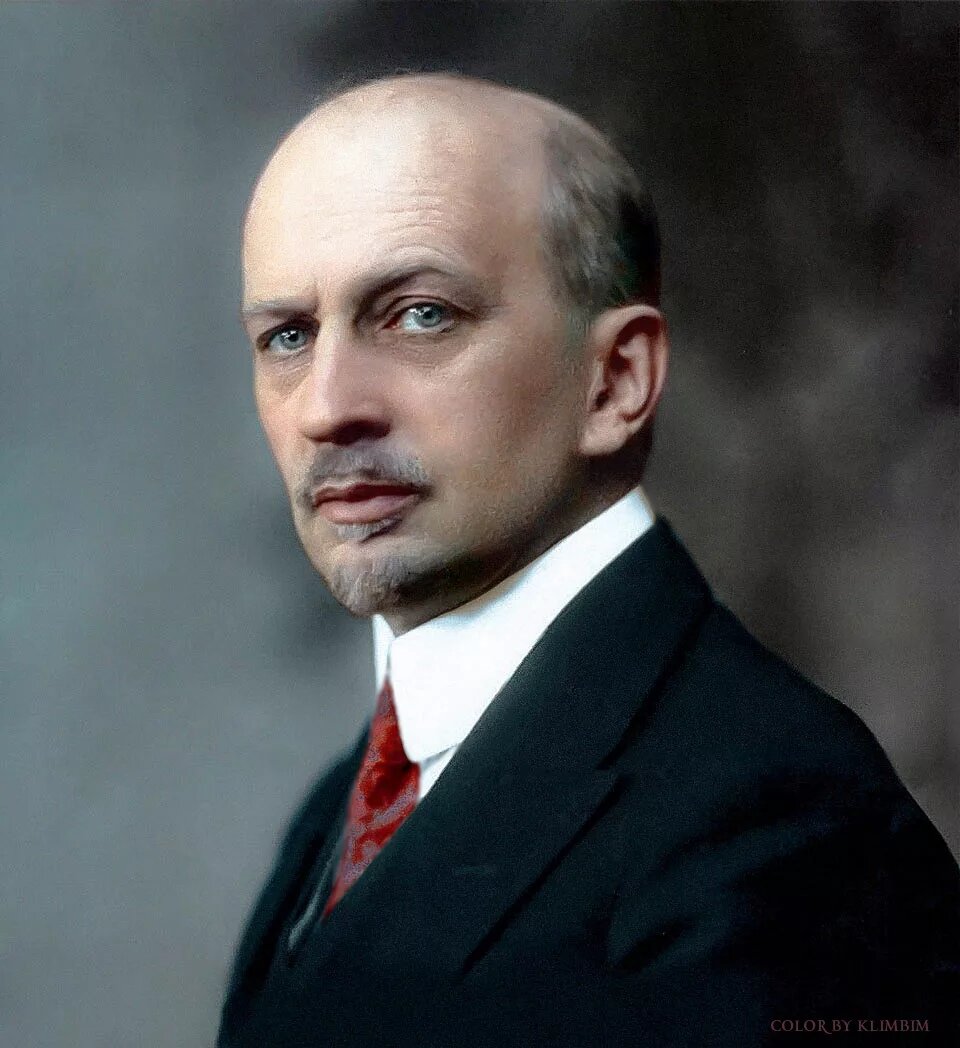 Иван Александрович Ильин (1883  — 1954) — русский философ, писатель и публицист, сторонник Белого движения и последовательный критик коммунистической власти в России, идеолог Русского общевоинского союза (РОВС), убеждённый приверженец принципа непримиримости в борьбе с коммунизмом.