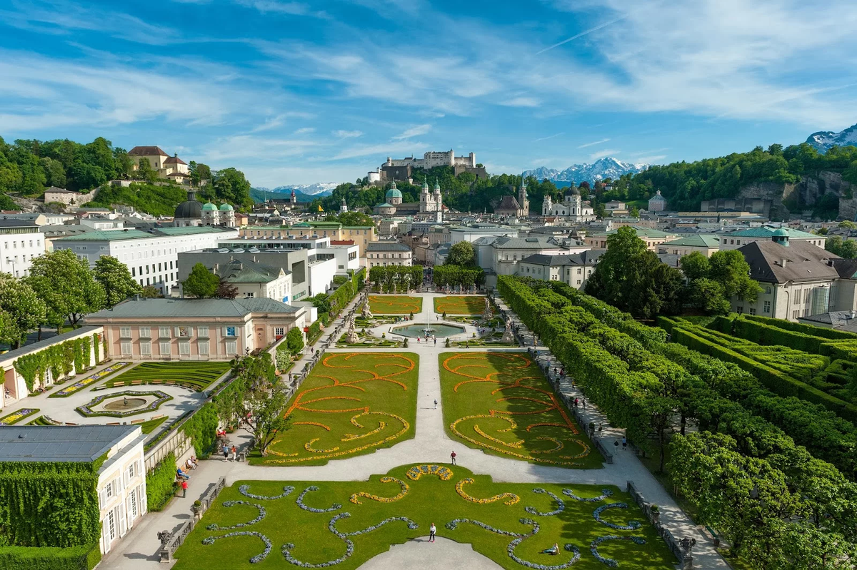 Парк Мирабель в Зальцбурге. Mirabell Gardens, Зальцбург (Австрия).. Дворец и сады Мирабель (Зальцбург). Замок Мирабель в Зальцбурге.