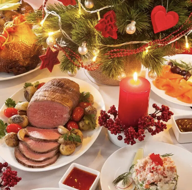 Что должно быть на праздничном новогоднем столе 2020-2021: идеи

Каждый праздничный стол, который вы накрываете для гостей (в том числе и новогодний) обязательно должен содержать несколько видов угощений:


 
Закуски (аперитив, который только лишь «подогревает» аппетит человека перед основным блюдом). Закуски всегда маленькие и не сытные, они часто состоят из овощей, сыра и морепродуктов. Закуска – идеальное угощение для первого праздничного тоста.
Салаты – это основные «вкусняшки» на столе, которыми гости угощаются и наедаются. Принято готовить сразу несколько видов салатов с разнообразными начинками, чтобы каждый гость мог выбрать блюдо по вкусу. Как правило, каждый салат имеет определенные ингредиенты, которые не должны повторяться.
Горячее – это блюда из мяса (с гарниром или без). Одно из самых популярных горячих блюд – это шашлык или запеченное мясо в духовке, также популярностью пользуются отбивные, кебаб, запеченная буженина. В качестве гарнира можно подавать картофельное пюре, картофель по-селянски или фри, плов в редких случаях.
Десерт – обязательное завершение новогоднего стола (считается, если на столе будет сладкое, то и год будет «сладким»). В качестве десерта подойдет торт, мороженое, фрукты и шоколадные конфеты, желе.
Нарезка — мясная, сырная, овощная, фруктовая и рыбная.