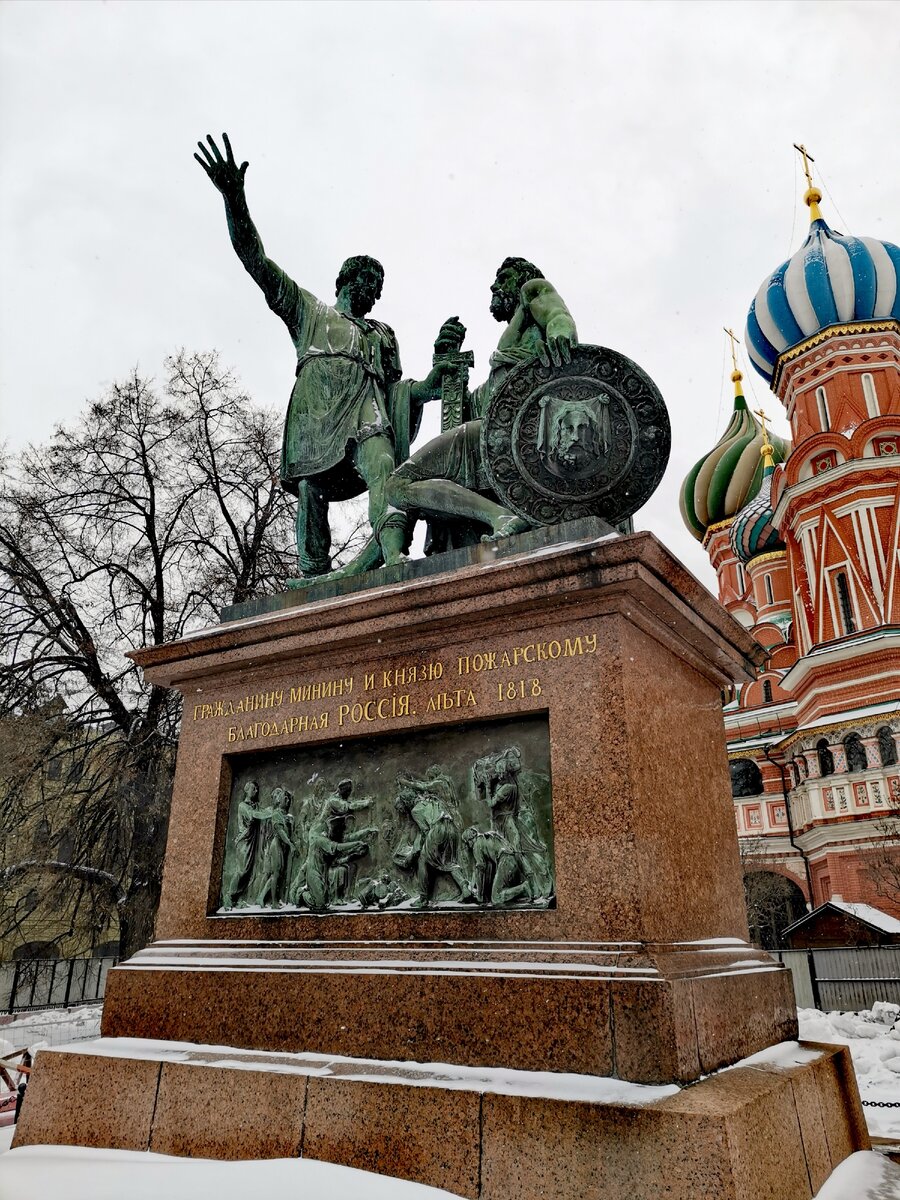 Памятник Минина и Пожарского на красной площади в Москве