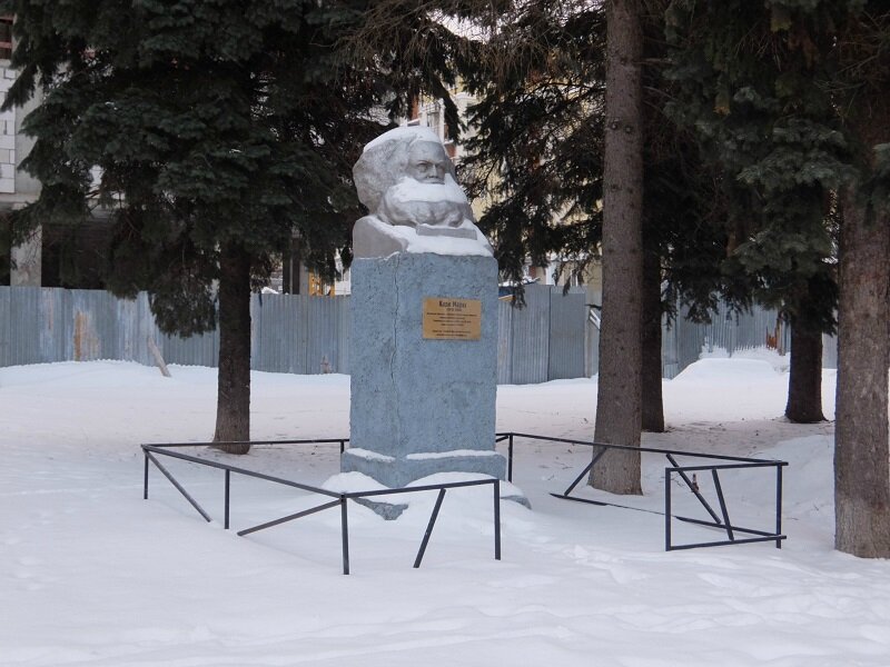 Около забора, закрывающего то ли манеж, то ли стройку очередного ЖК, - Карл Маркс