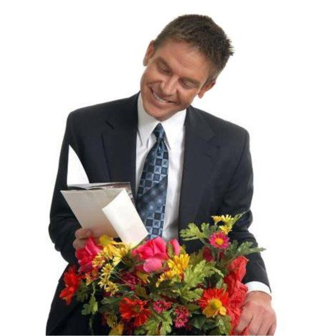 Можно ли подарить 8 цветов. Букет цветов для мужчины. Мужчина дарит цветы. Мужчина с цветами. Мужчина дарит букет цветов.