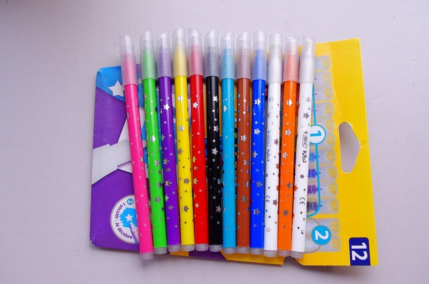 Цветные фломастеры:  цвета радуги + розовый, коричневый и чёрный.