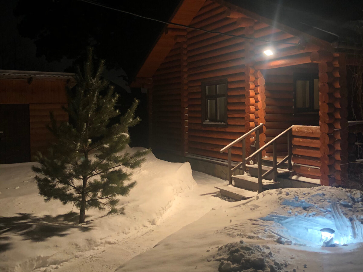 Зимой уличный фонарь приходится откапывать от снега