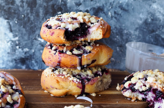 Вариант сервировки дрожжевых булочек с черникой
