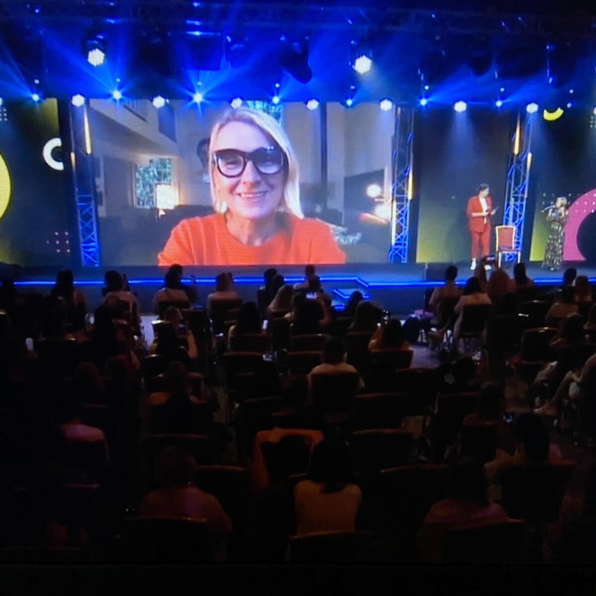 Элизабет Гилберт по видеосвязи с участниками форума 