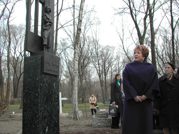 Валентина Матвиенко на открытии памятника Ольге Берггольц, май 2005 г. Фото fontanka.ru