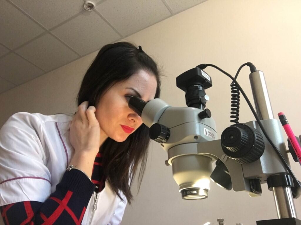 Исследование образцов с помощью бинокулярного микроскопа (на фото зав. отд. Михайлова Е.В.). Фото: subtropras.ru