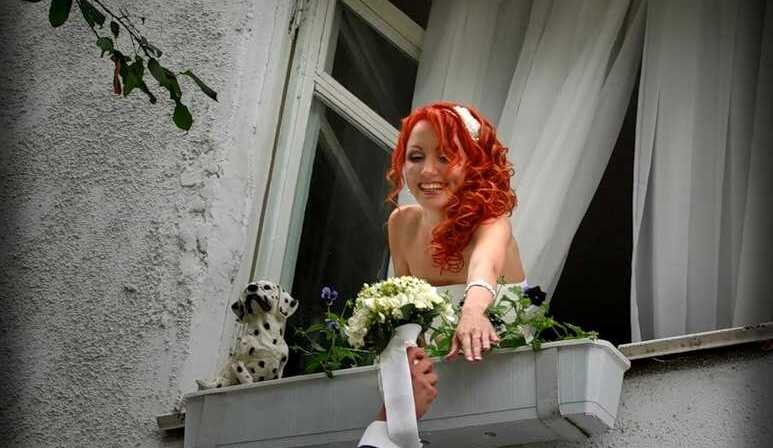 В окно уже давно никто не кричит...