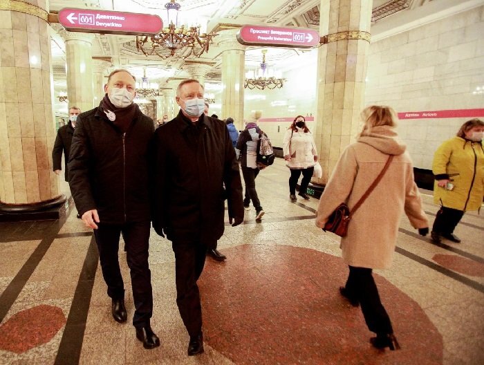Александр Беглов (в центре) в петербургском метро. Источник: ТГ-канал "Правительство Санкт-Петербурга"