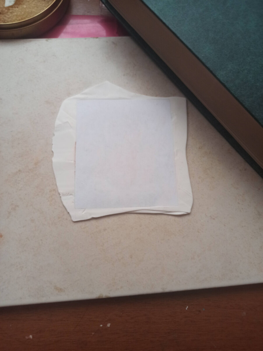 Раскатываем пласт нужной толщины и прикладываем картинку лицевой стороной к глине. Прикатываем, следим чтобы не было воздуха и картинка плотно прилегала.