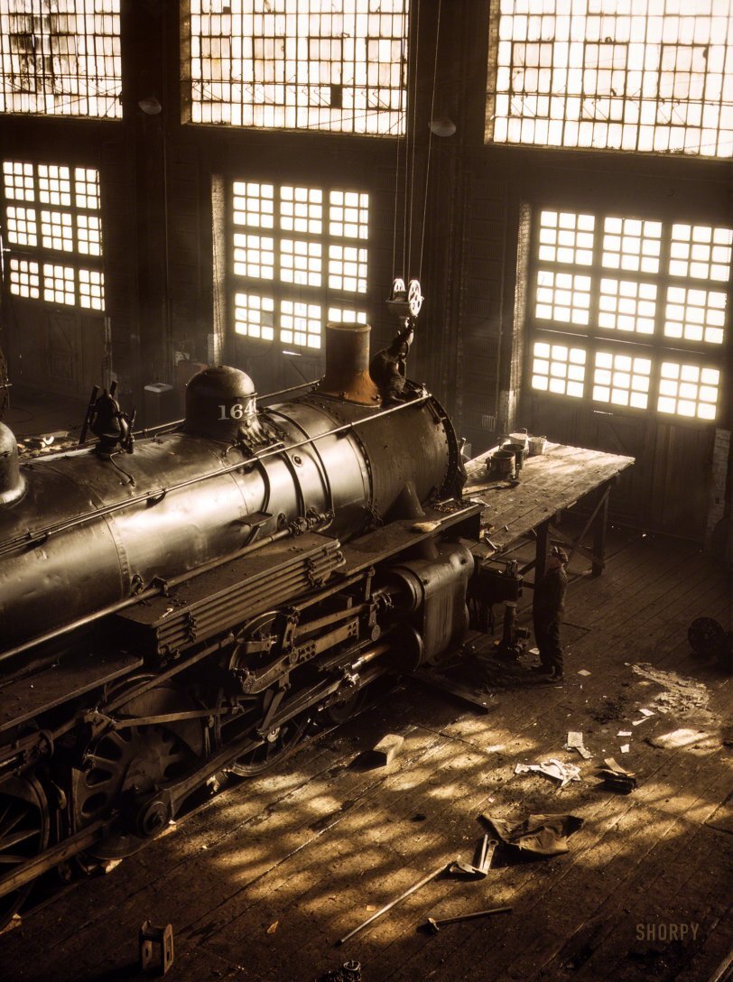 Death train. Бесконечные рельсы в начале 20 века. Промышленный подъем 60-70 годов. Поезд с бесконечными рельсами. Бытовое оборудование США 1939 1940.