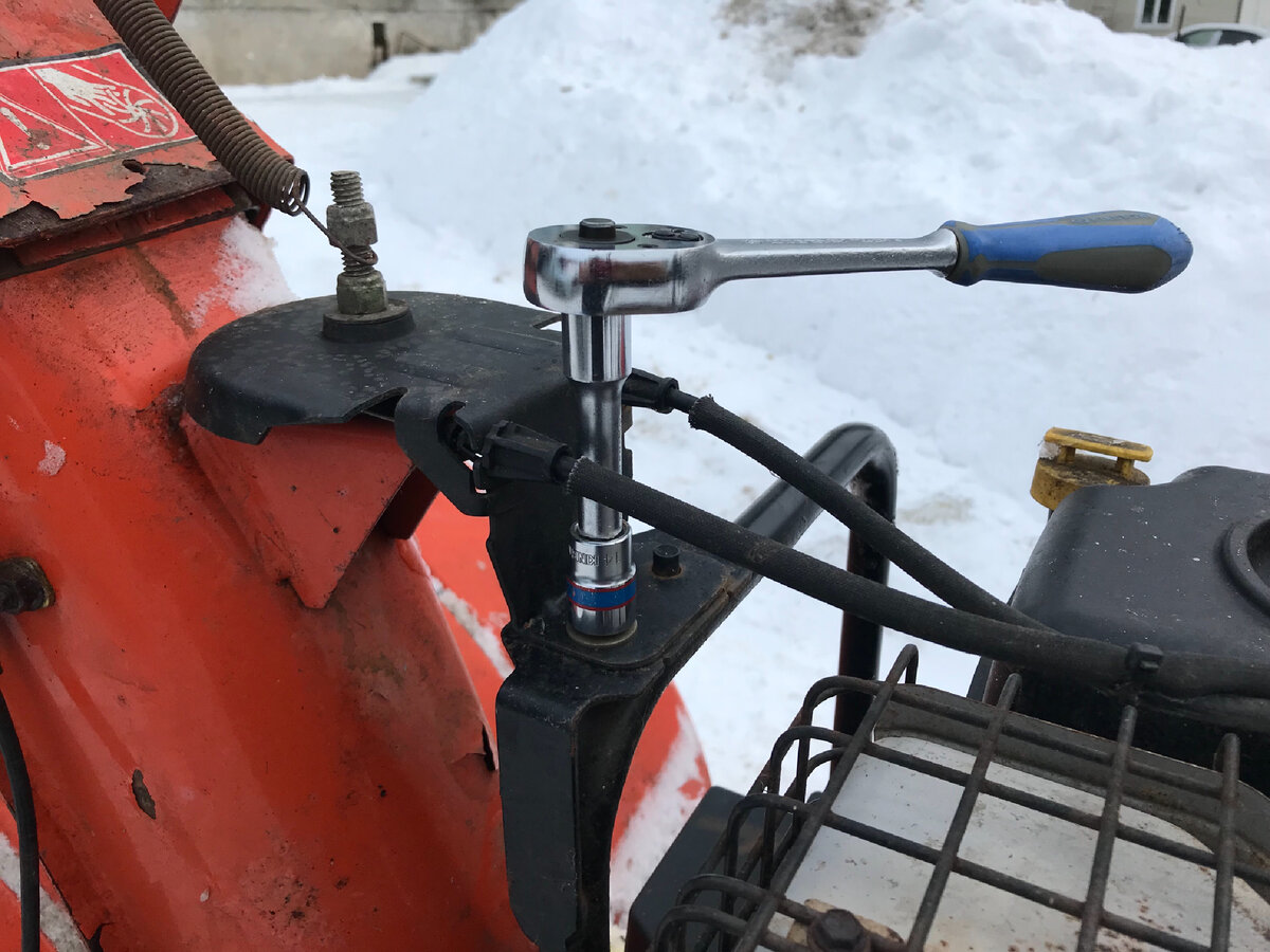 Гайка крепления трубы выброса снега. Фото Тищенко Василий.
