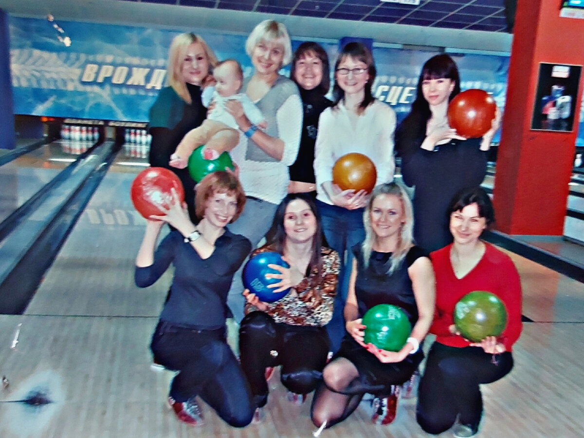 Супер учителя моей школы ОРАНЖ-ИНГЛИШ. Я - блондинка с каре и ребёнком. Это мой первый сын Саша