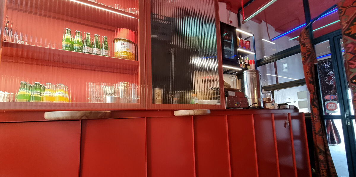 "Mini Turkish Spot": вид на шкафчики и кухню