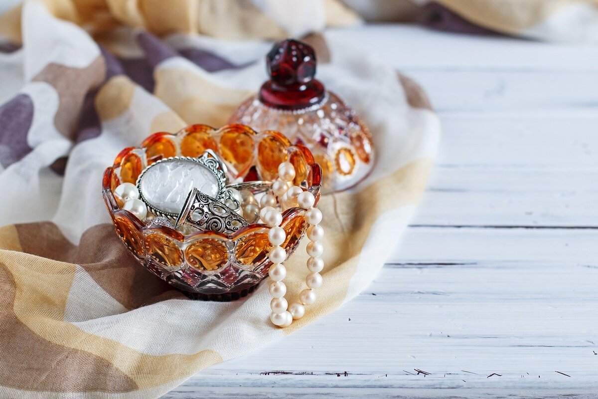 Символы богатства и образы изобилия, наверное, есть в каждом доме. И многие из них сохраняются в нашей культуре ещё с очень древних времён. 