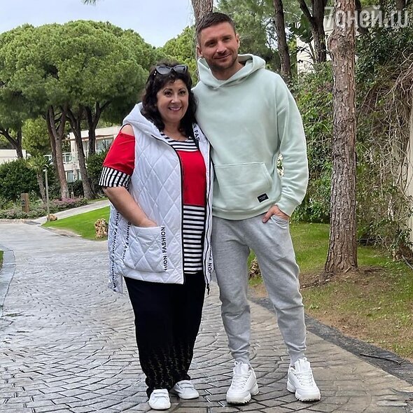    Сергей Лазарев с мамой Личный архив