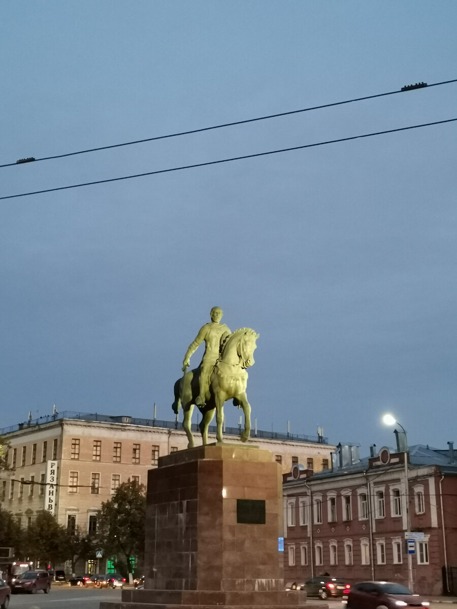 Олег украшает Соборную площадь